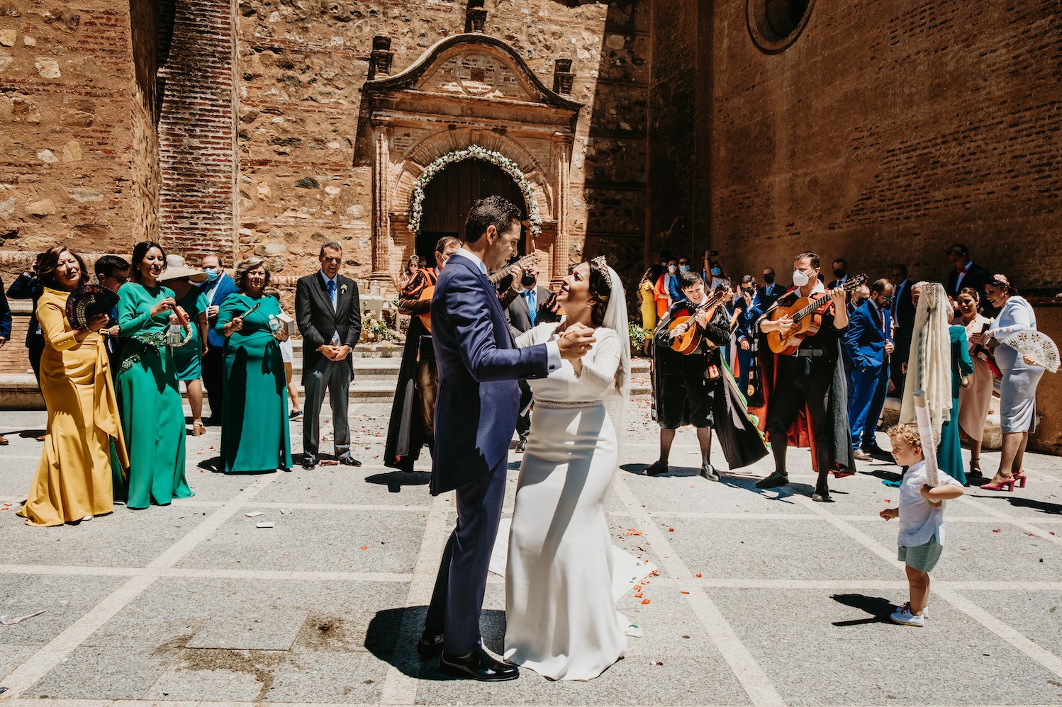 baile al salir de la iglesia