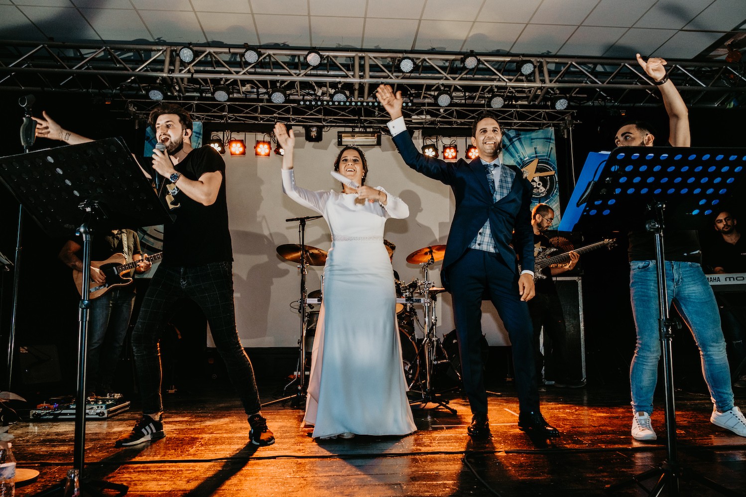 novios en el escenario barra libre