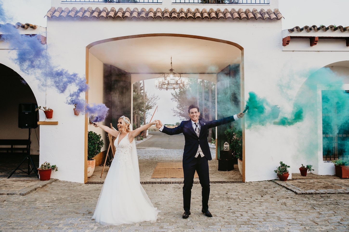 novios entrada con bengalas