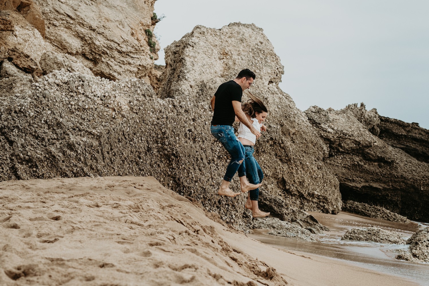 salto novios playa boda