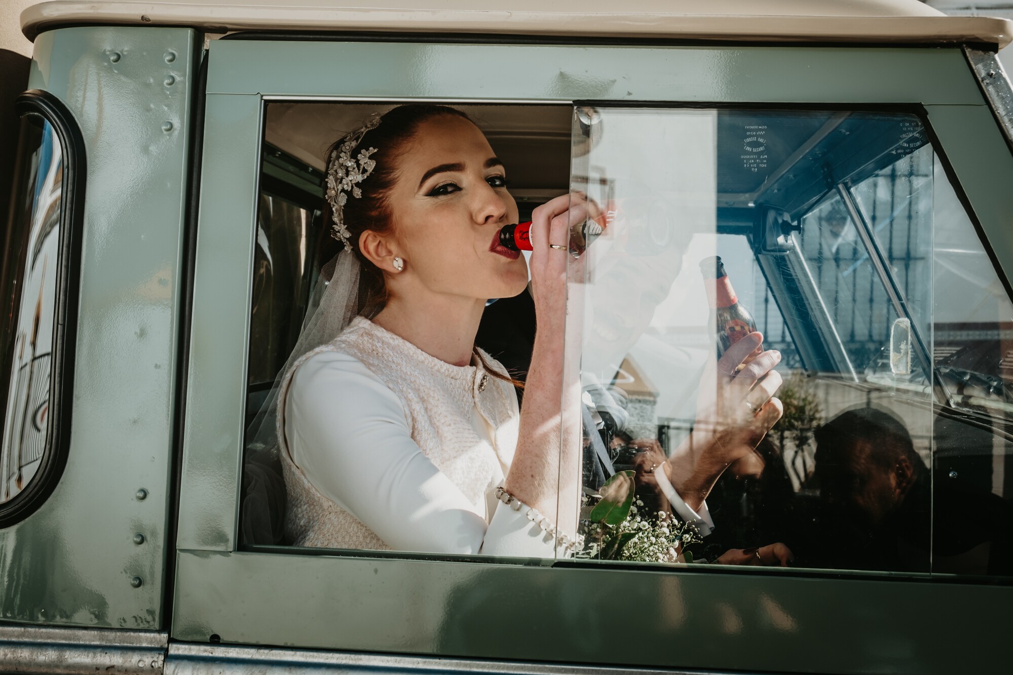 novia con una cerveza