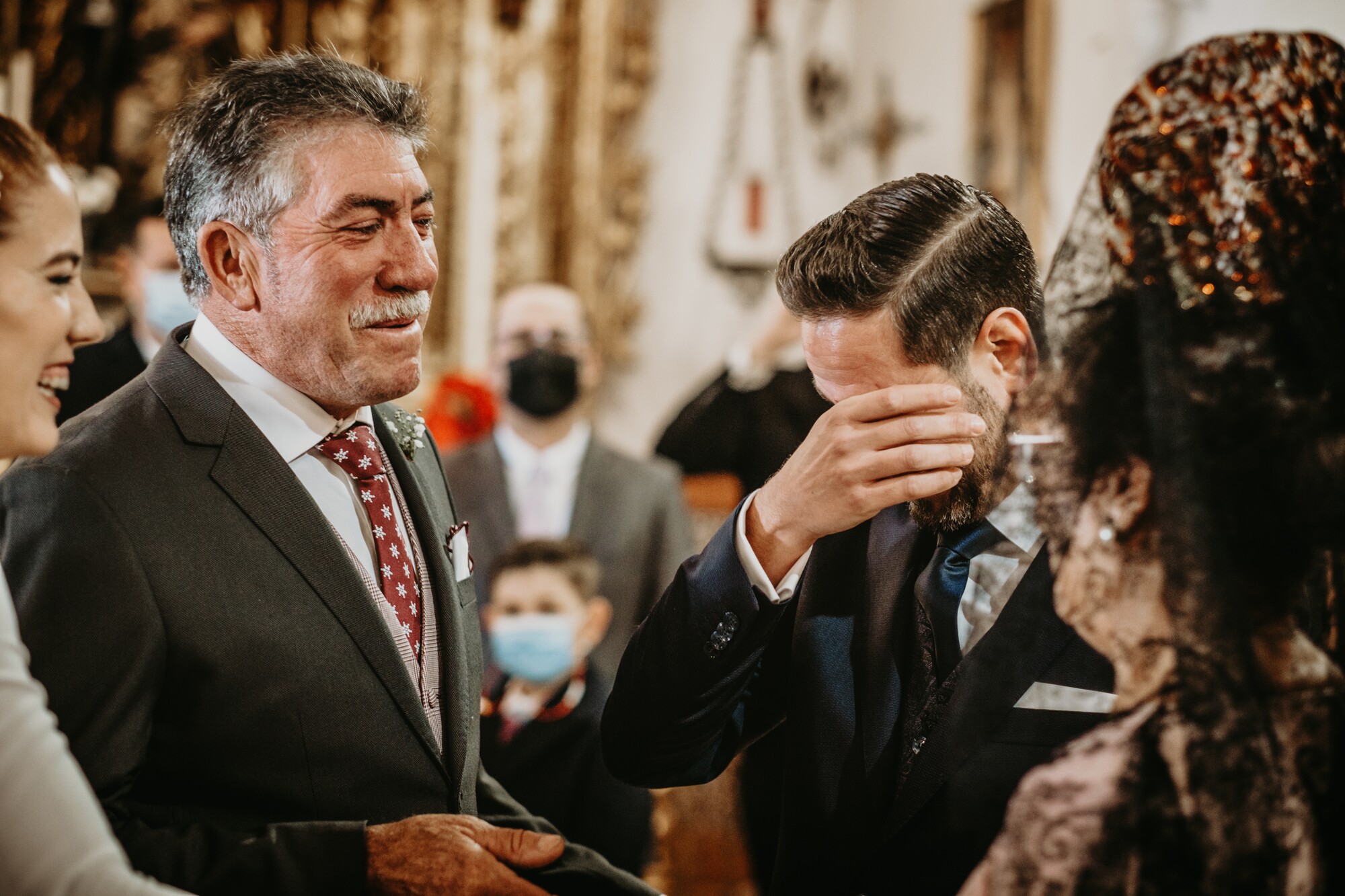 novio emocionado al ver a su novia