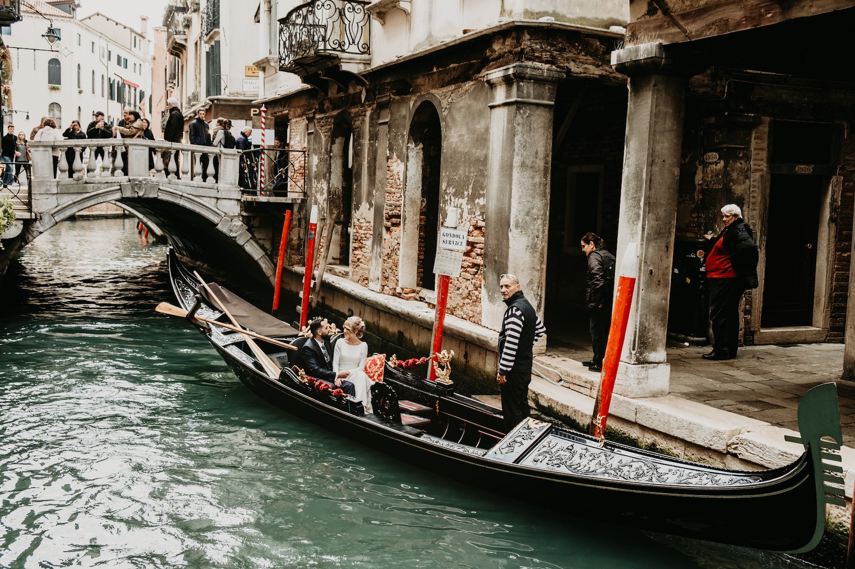 novios en góndola