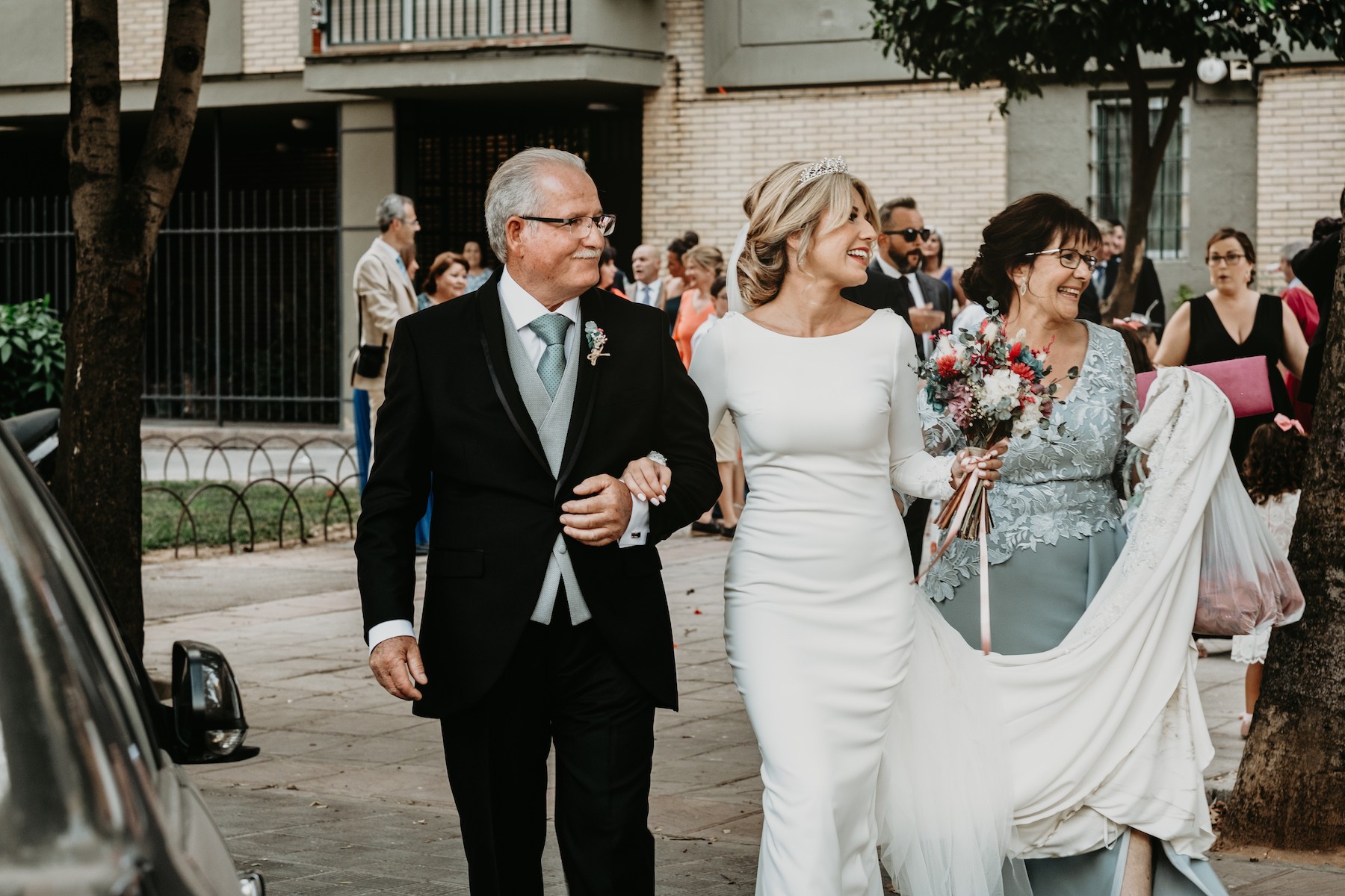 de tu brazo al altar