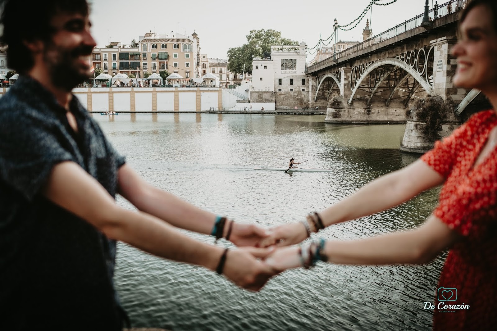 manos, unidas, enlazadas, velá de santa ana, novios, río Guadalquivir, Sevilla, puente de Triana