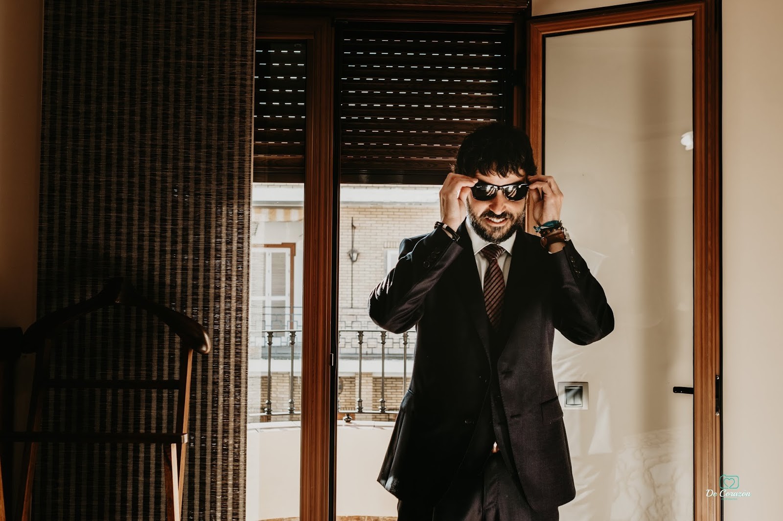 novio actual, chulo, gafas de sol, chaqueta, traje