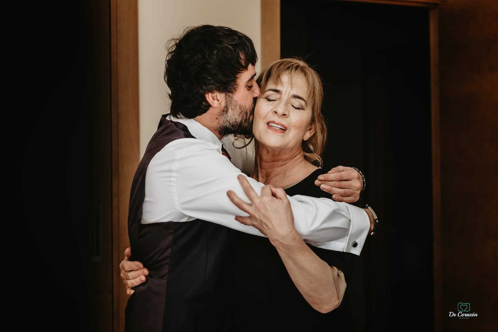 abrazo mamá, beso, hijo, madre, preparativos novio