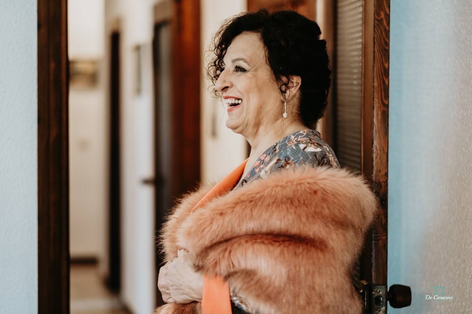 abrigo madre, madrina, retrato, alegría, invitada