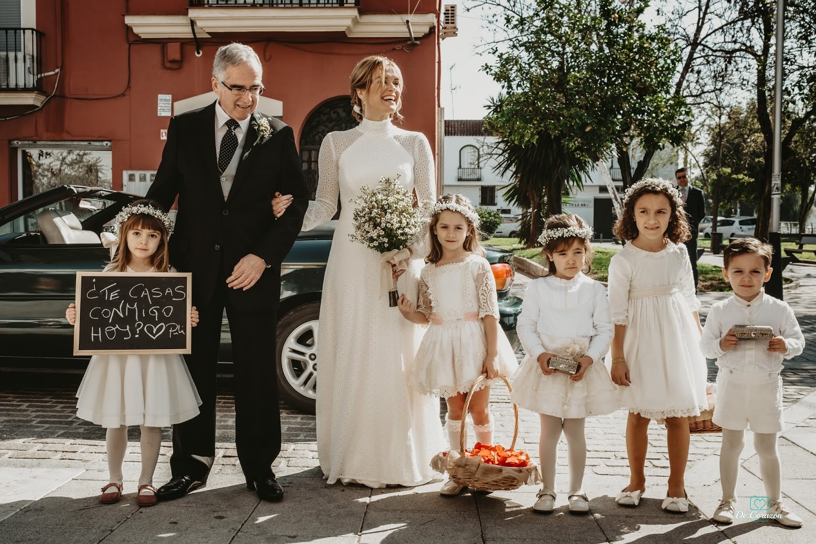 novia, entrada iglesia, damas de honor, llegada