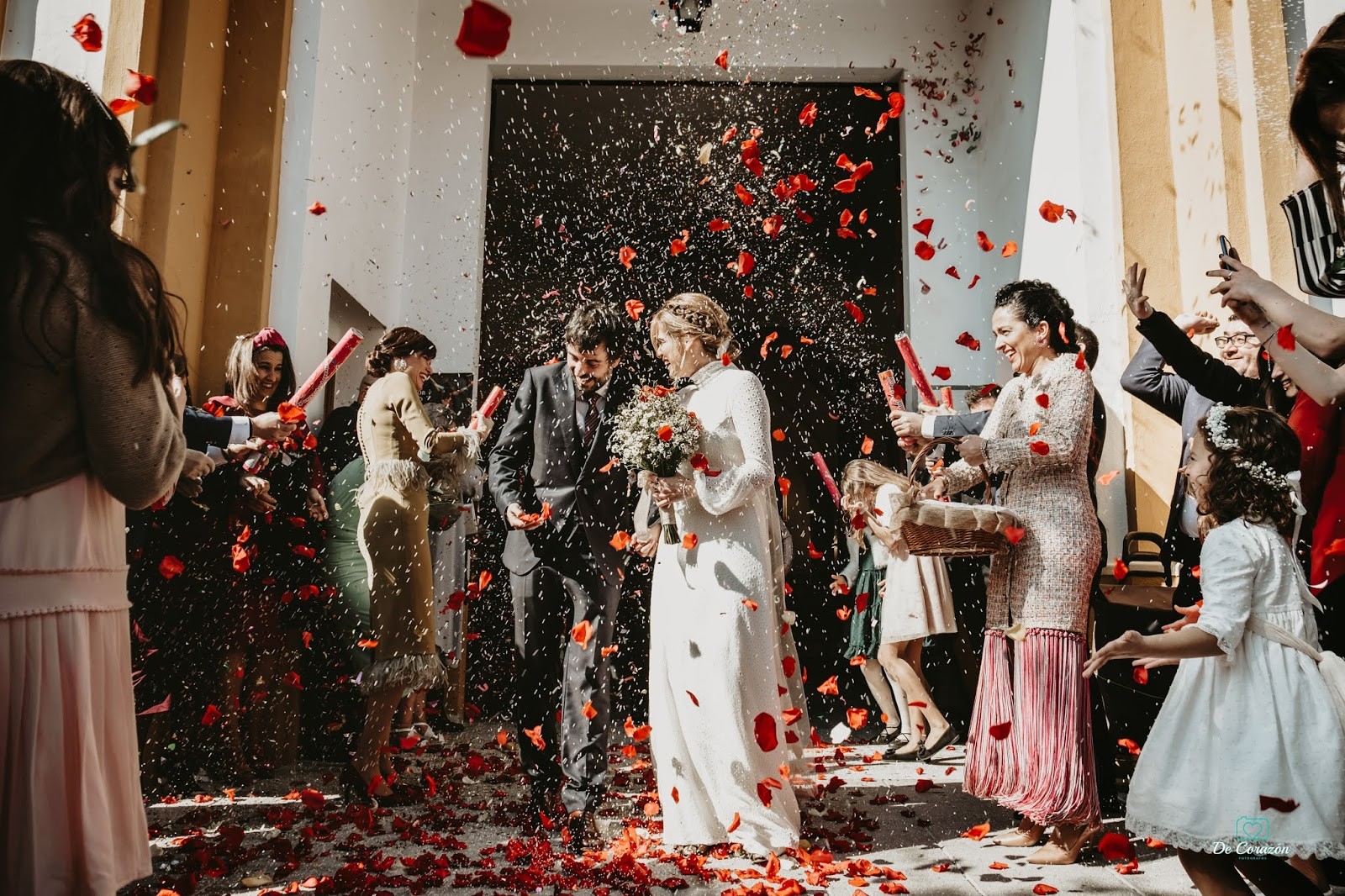 arroz, salida novios, iglesia, confeti, boda, wedding, celebrate