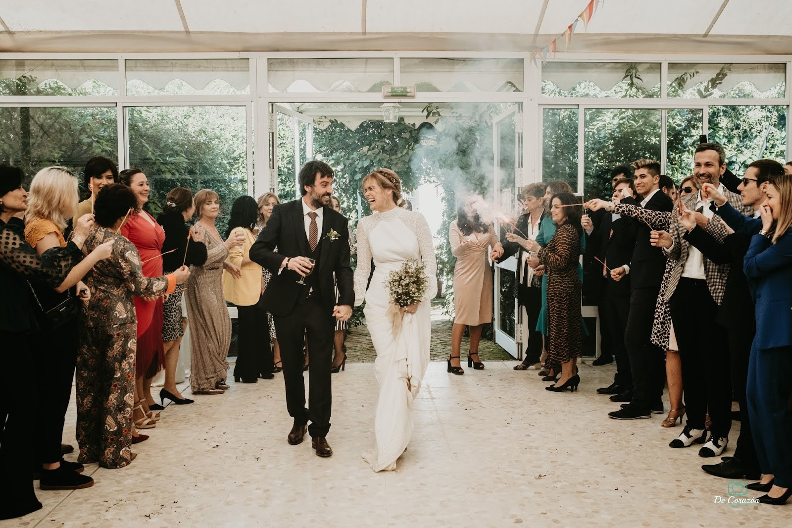 entrada al salón, fiesta, bienvenida, sorpresa, invitados, bengalas 