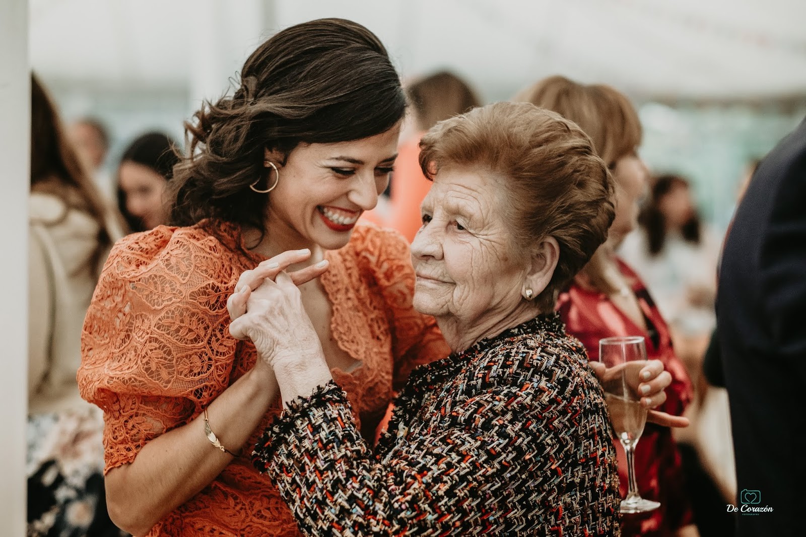 abuela, familia, invitadas especiales, regalos, baile, barra libre, fiesta