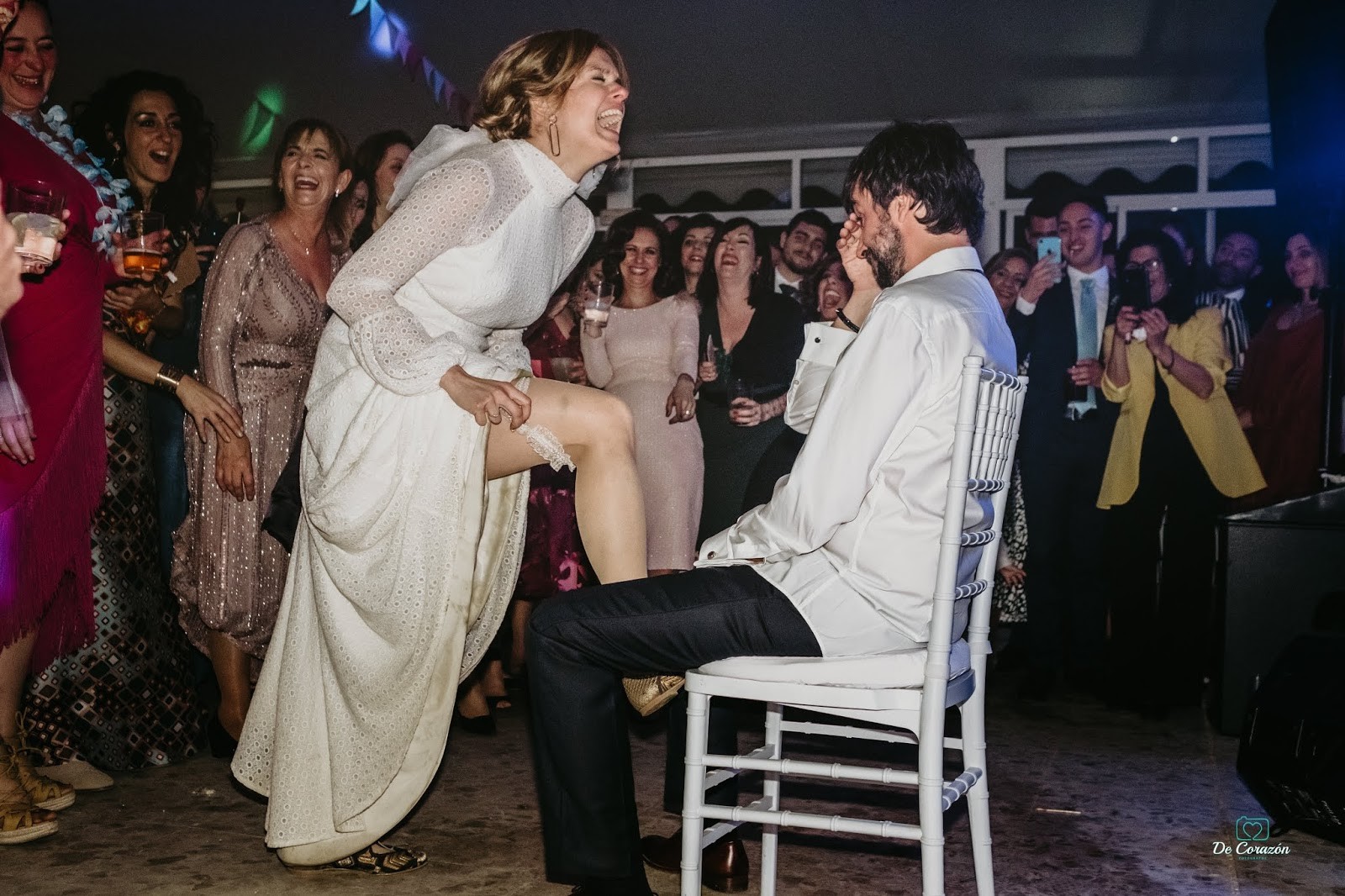 liga, desfase, fiesta boda, novios simpáticos, barra libre, entrega ligas, quitar la liga