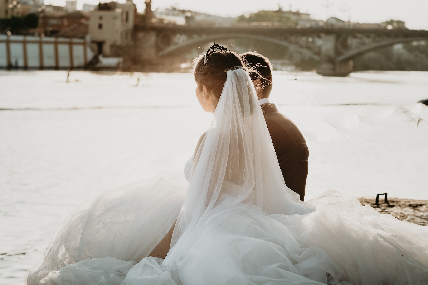 novios a la orilla del río