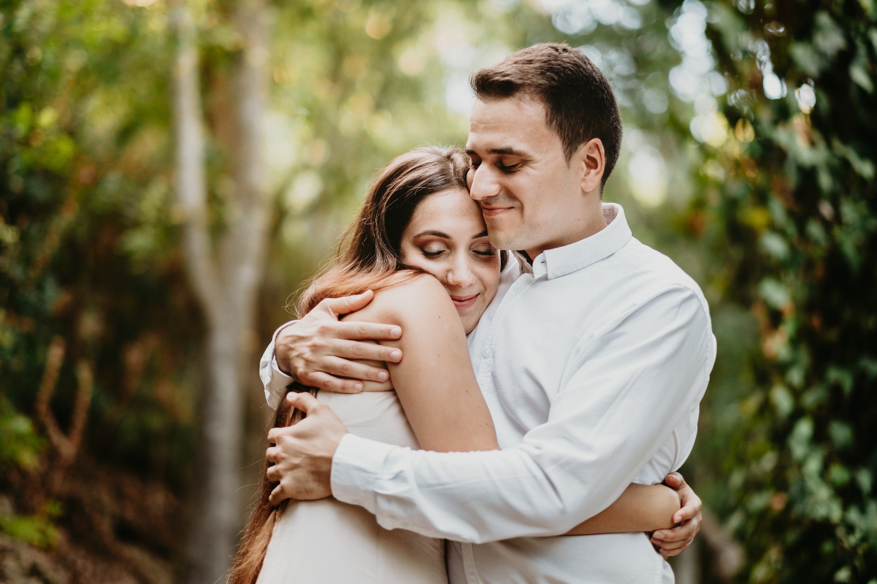 abrazo tierno novios
