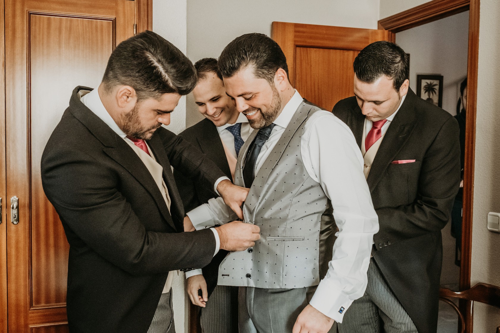 vestimos al novio chalequillo boda