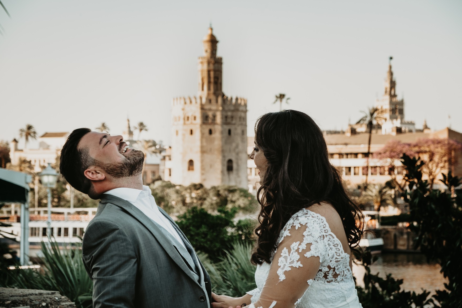 novios risas atardecer torre del oro