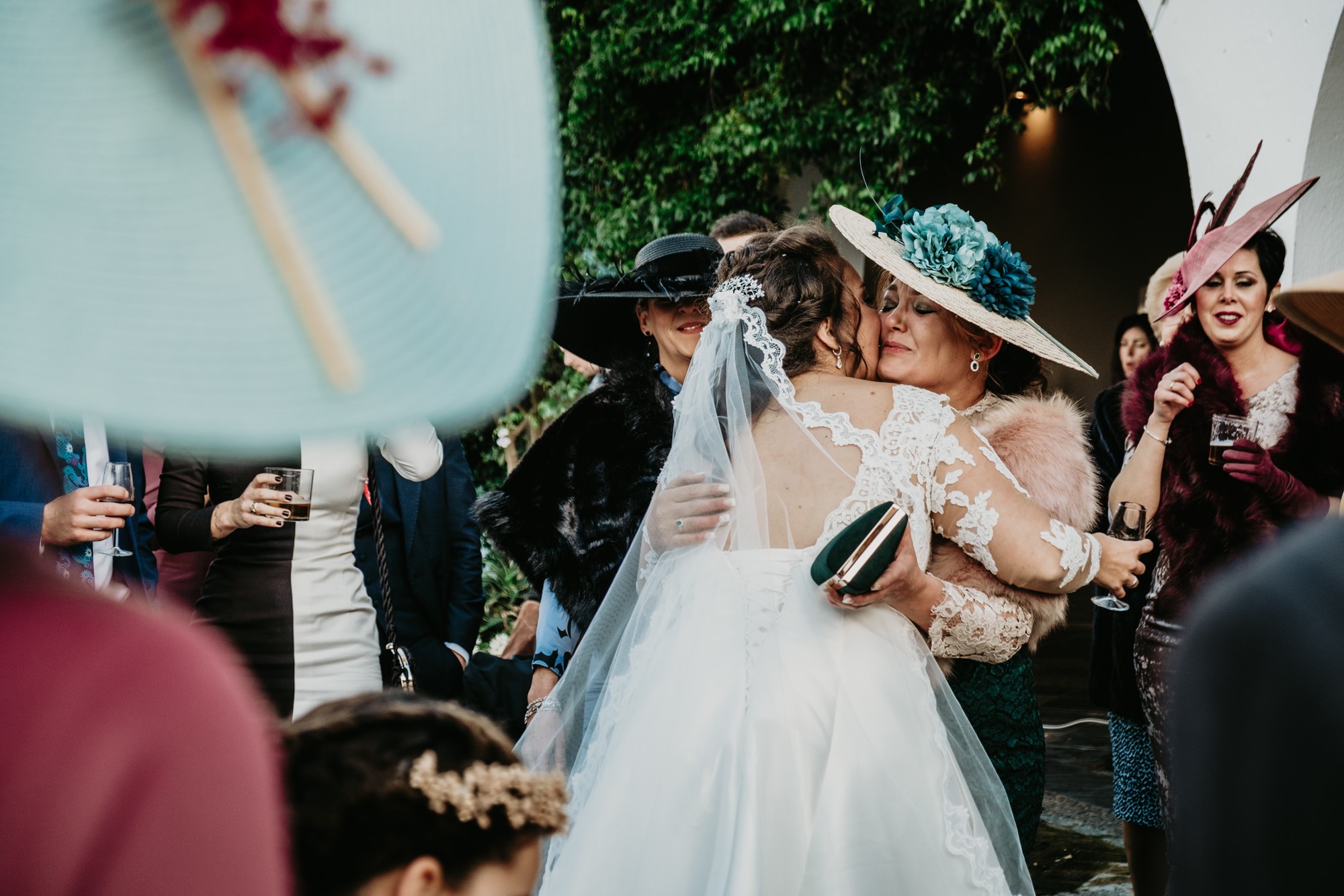 abrazo madre e hija boda