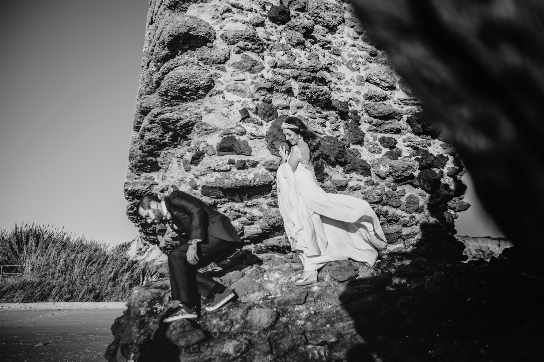 novios en rocas playa